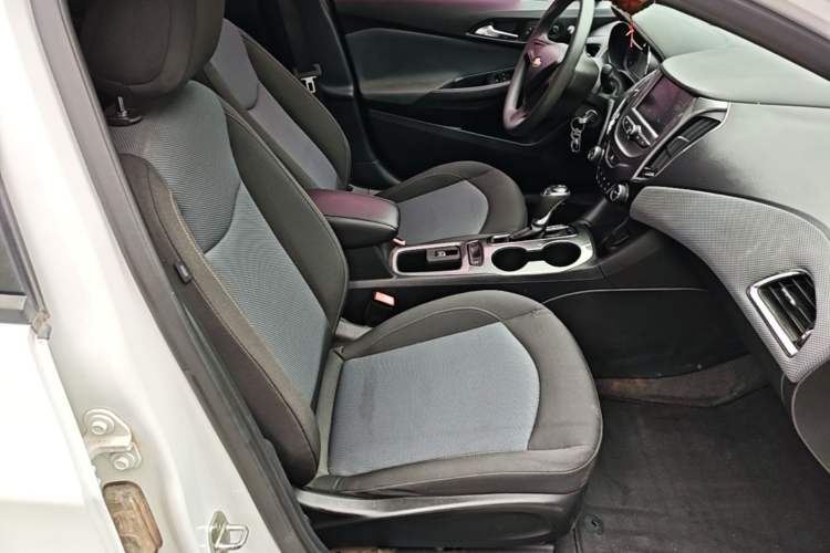 Used Chevrolet Cruze 2017 1.5L Automatic Pioneer Sunroof Edition Right Front Seat
