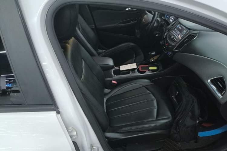Used Chevrolet Cruze 2017 1.5L Automatic Pioneer Sunroof Edition Right Front Seat