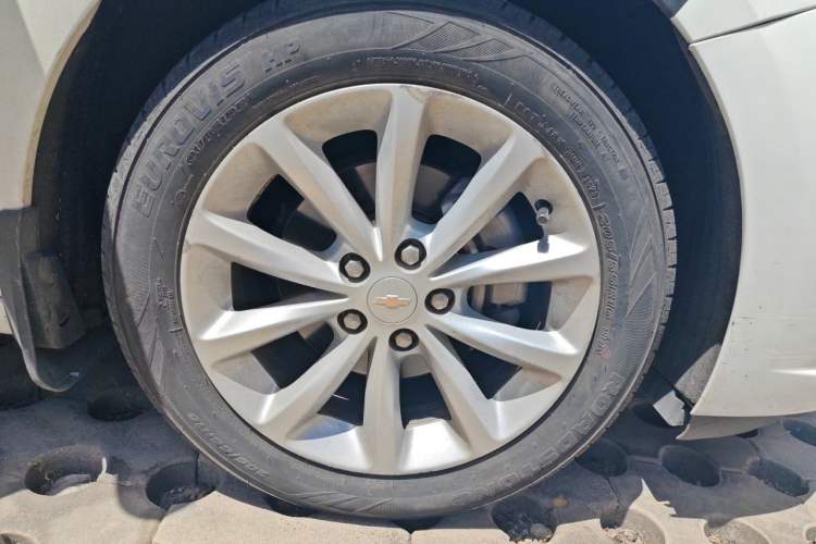 Used Chevrolet Cruze 2017 1.5L Automatic Pioneer Sunroof Edition Right Front Wheel Hub