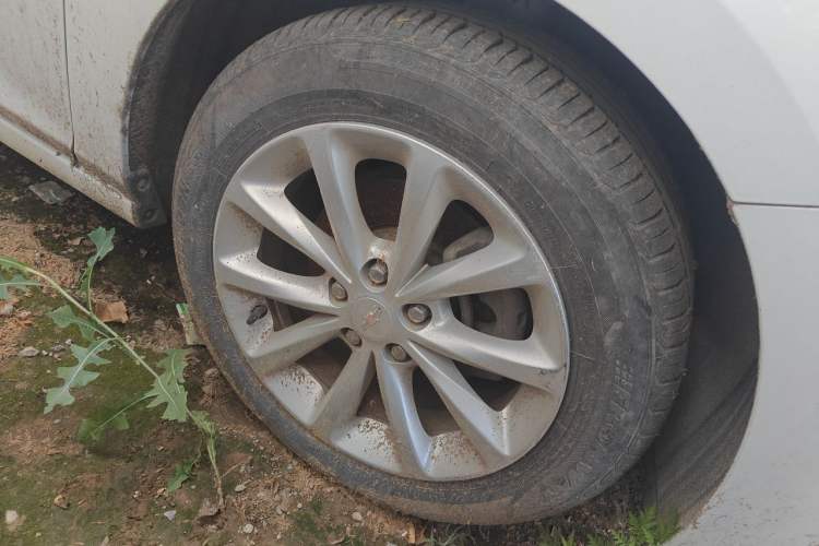 Used Chevrolet Cruze 2017 1.5L Automatic Pioneer Sunroof Edition Right Front Wheel Hub