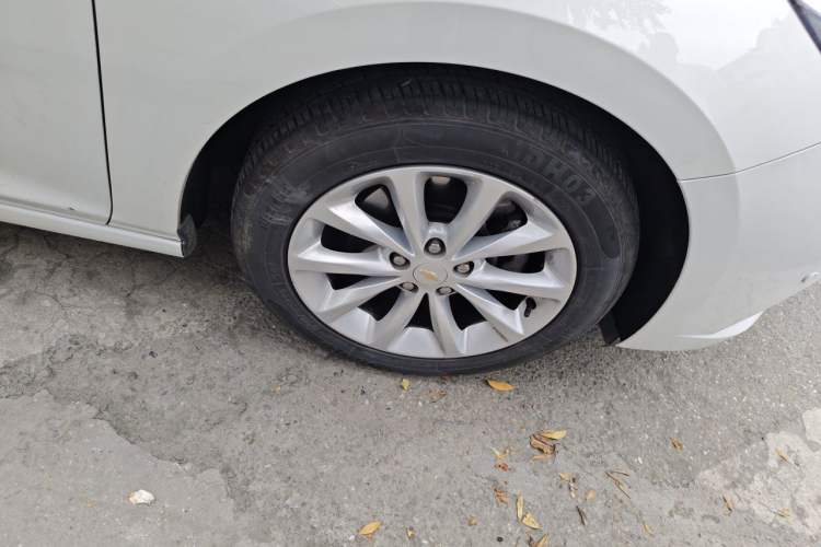 Used Chevrolet Cruze 2017 1.5L Automatic Pioneer Sunroof Edition Right Front Wheel Hub