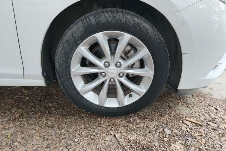 Used Chevrolet Cruze 2017 1.5L Automatic Pioneer Sunroof Edition Right Front Wheel Hub