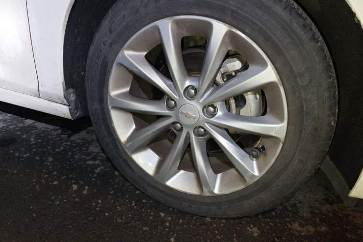 Used Chevrolet Cruze 2017 1.5L Automatic Pioneer Sunroof Edition Right Front Wheel Hub