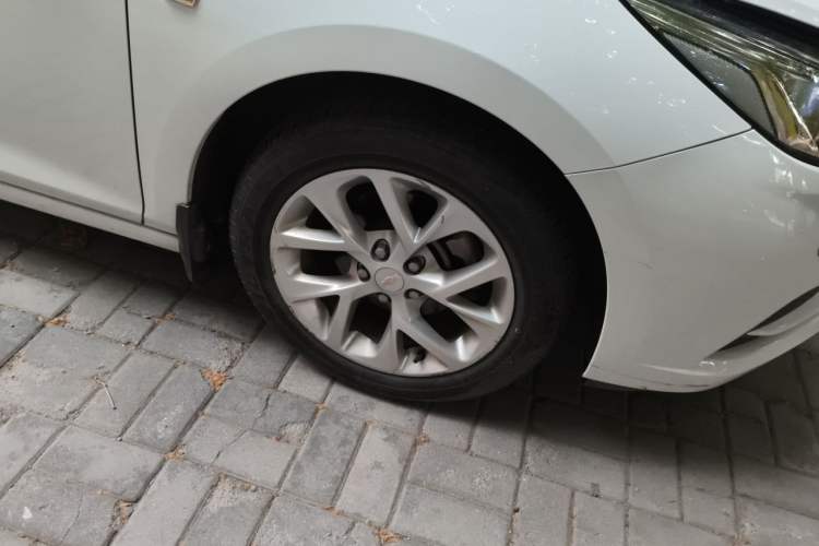 Used Chevrolet Cruze 2017 1.5L Hatchback Automatic Pioneer Sunroof Edition Right Front Wheel Hub