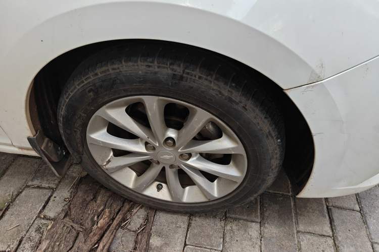 Used Chevrolet Cruze 2017 1.5L Automatic Pioneer Sunroof Edition Right Front Wheel Hub