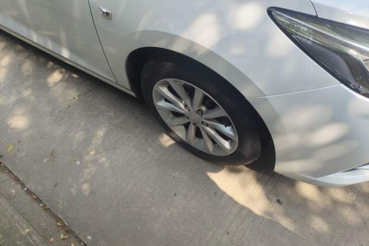 Used Chevrolet Cruze 2017 1.5L Automatic Pioneer Sunroof Edition Right Front Wheel Hub