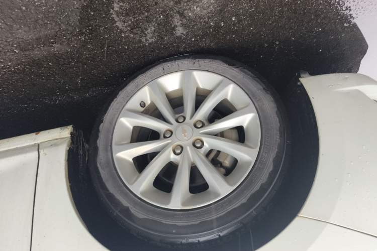 Used Chevrolet Cruze 2017 1.5L Automatic Pioneer Sunroof Edition Right Front Wheel Hub