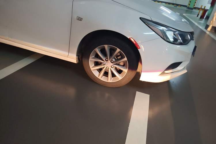 Used Chevrolet Cruze 2017 1.5L Automatic Pioneer Sunroof Edition Right Front Wheel Hub
