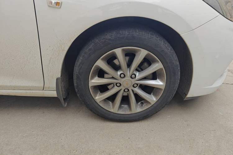 Used Chevrolet Cruze 2017 1.5L Automatic Pioneer Sunroof Edition Right Front Wheel Hub