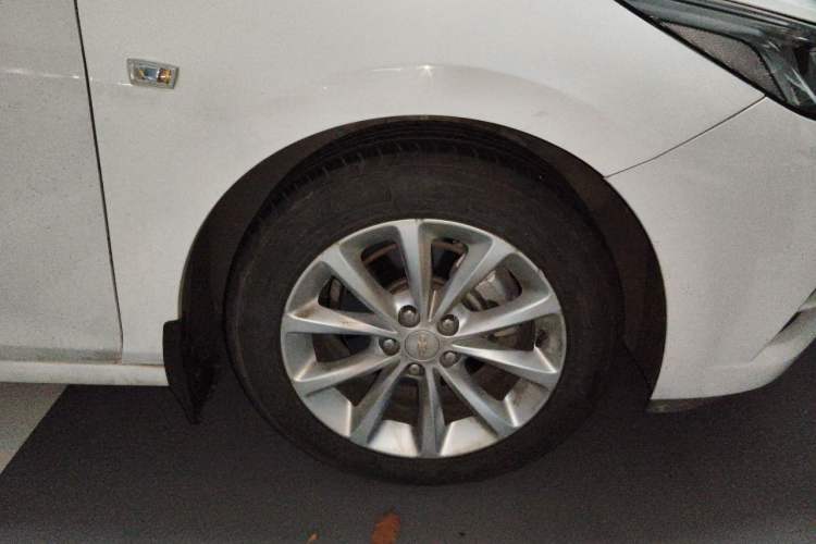 Used Chevrolet Cruze 2017 1.5L Automatic Pioneer Sunroof Edition Right Front Wheel Hub
