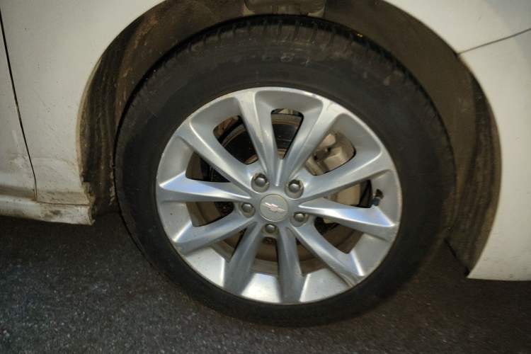 Used Chevrolet Cruze 2017 1.5L Automatic Pioneer Sunroof Edition Right Front Wheel Hub