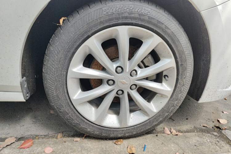 Used Chevrolet Cruze 2017 1.5L Automatic Pioneer Sunroof Edition Right Front Wheel Hub
