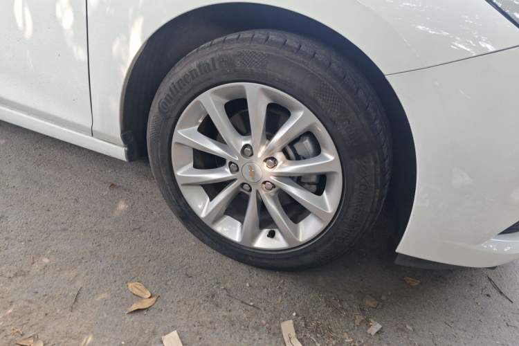 Used Chevrolet Cruze 2017 1.5L Automatic Pioneer Sunroof Edition Right Front Wheel Hub