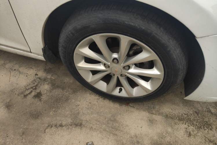 Used Chevrolet Cruze 2017 1.5L Automatic Pioneer Sunroof Edition Right Front Wheel Hub