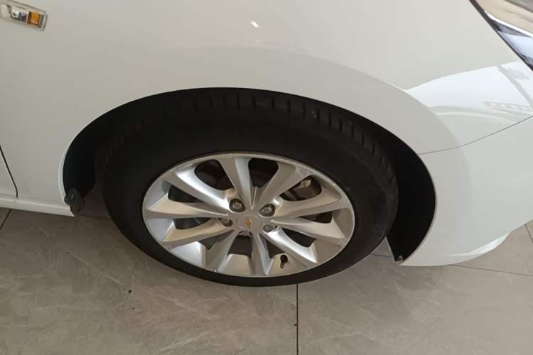 Used Chevrolet Cruze 2017 1.5L Automatic Pioneer Sunroof Edition Right Front Wheel Hub