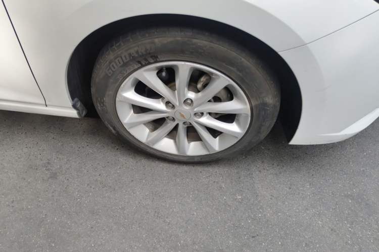 Used Chevrolet Cruze 2017 1.5L Automatic Pioneer Sunroof Edition Right Front Wheel Hub