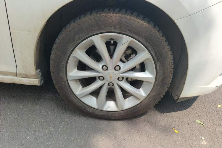 Used Chevrolet Cruze 2017 1.5L Automatic Pioneer Sunroof Edition Right Front Wheel Hub
