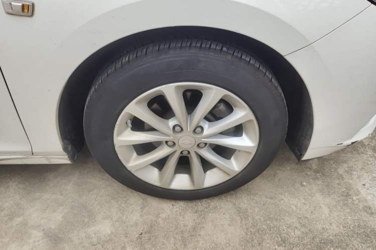 Used Chevrolet Cruze 2017 1.5L Automatic Pioneer Sunroof Edition Right Front Wheel Hub
