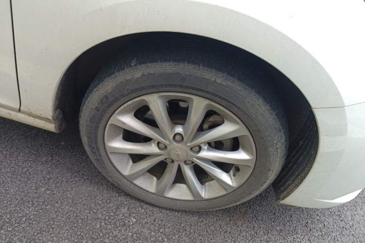 Used Chevrolet Cruze 2017 1.5L Automatic Pioneer Sunroof Edition Right Front Wheel Hub