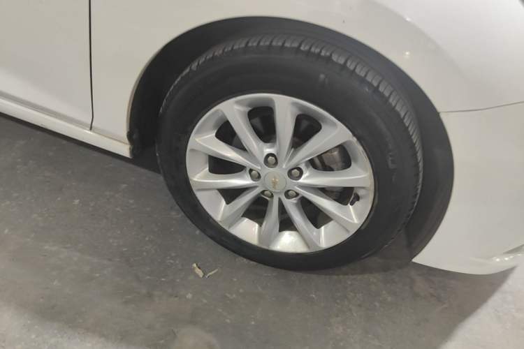 Used Chevrolet Cruze 2017 1.5L Automatic Pioneer Sunroof Edition Right Front Wheel Hub