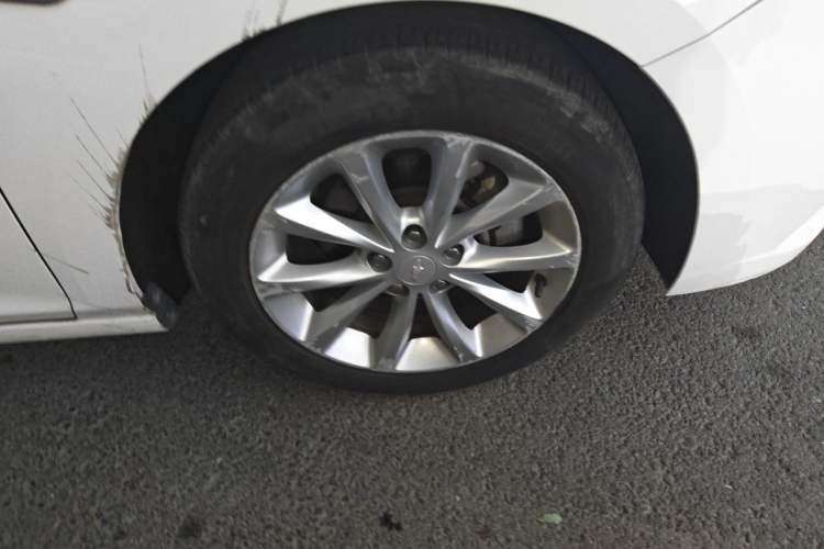 Used Chevrolet Cruze 2017 1.5L Automatic Pioneer Sunroof Edition Right Front Wheel Hub