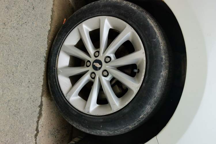 Used Chevrolet Cruze 2017 1.5L Automatic Pioneer Sunroof Edition Right Front Wheel Hub