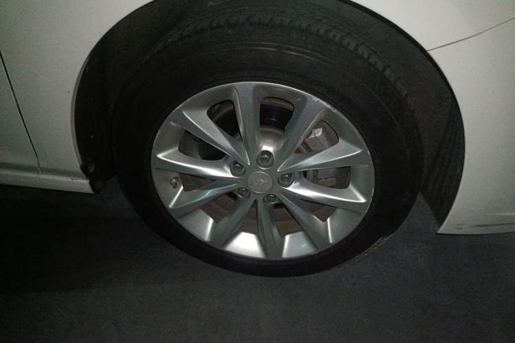 Used Chevrolet Cruze 2017 1.5L Automatic Pioneer Sunroof Edition Right Front Wheel Hub