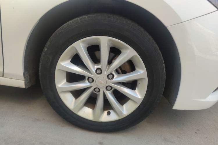 Used Chevrolet Cruze 2017 1.5L Automatic Pioneer Sunroof Edition Right Front Wheel Hub