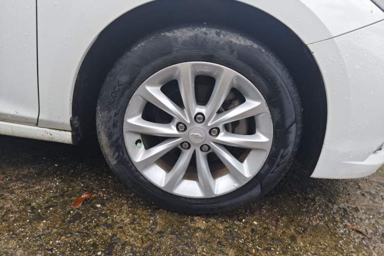 Used Chevrolet Cruze 2017 1.5L Automatic Pioneer Sunroof Edition Right Front Wheel Hub