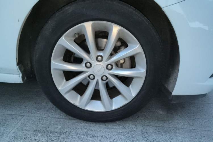 Used Chevrolet Cruze 2017 1.4T Dual-Clutch Pioneer Sunroof Edition Right Front Wheel Hub