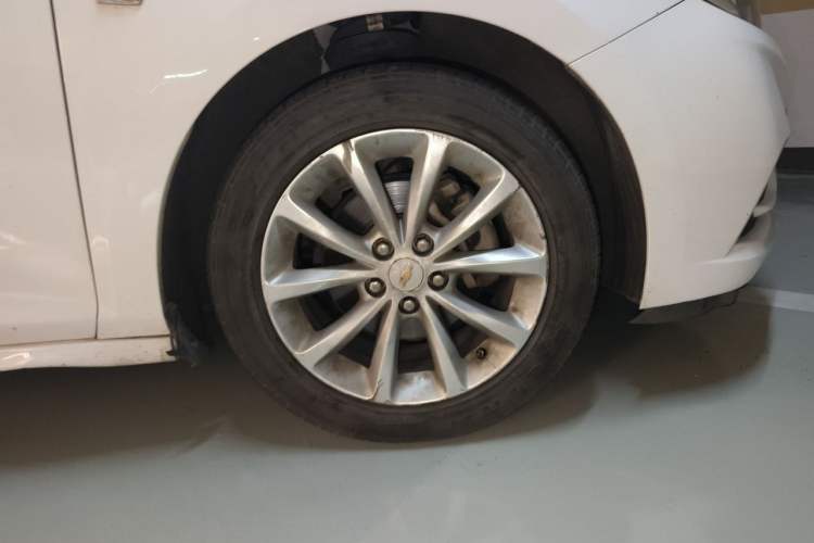 Used Chevrolet Cruze 2017 1.5L Automatic Pioneer Sunroof Edition Right Front Wheel Hub