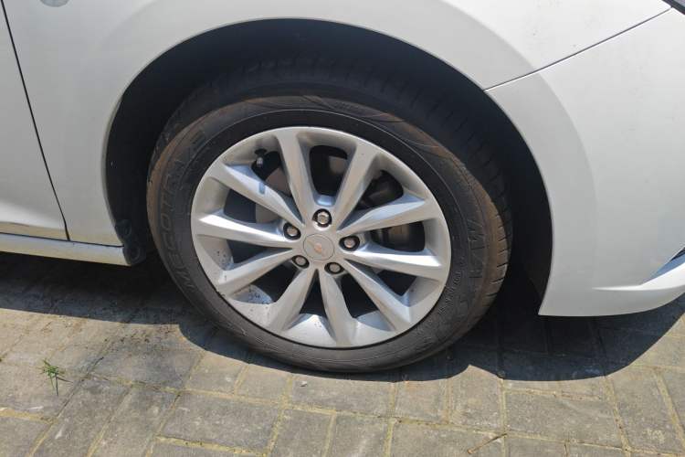 Used Chevrolet Cruze 2017 1.5L Automatic Pioneer Sunroof Edition Right Front Wheel Hub