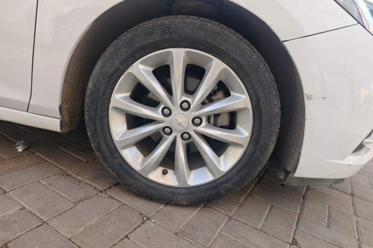 Used Chevrolet Cruze 2017 1.5L Manual Pioneer Edition Right Front Wheel Hub
