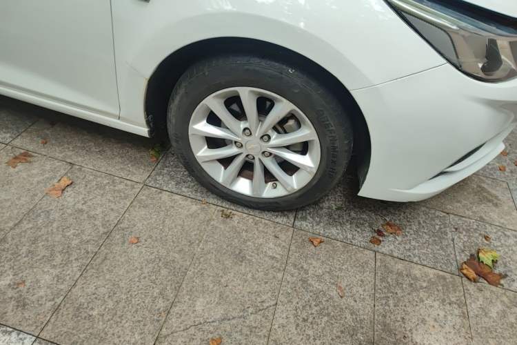 Used Chevrolet Cruze 2017 1.5L Automatic Pioneer Sunroof Edition Right Front Wheel Hub
