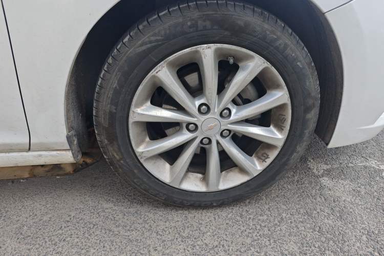 Used Chevrolet Cruze 2017 1.5L Automatic Pioneer Sunroof Edition Right Front Wheel Hub
