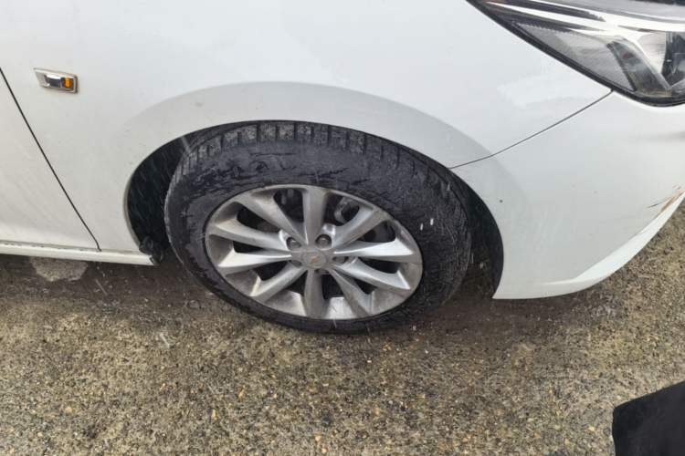 Used Chevrolet Cruze 2017 1.5L Automatic Pioneer Sunroof Edition Right Front Wheel Hub