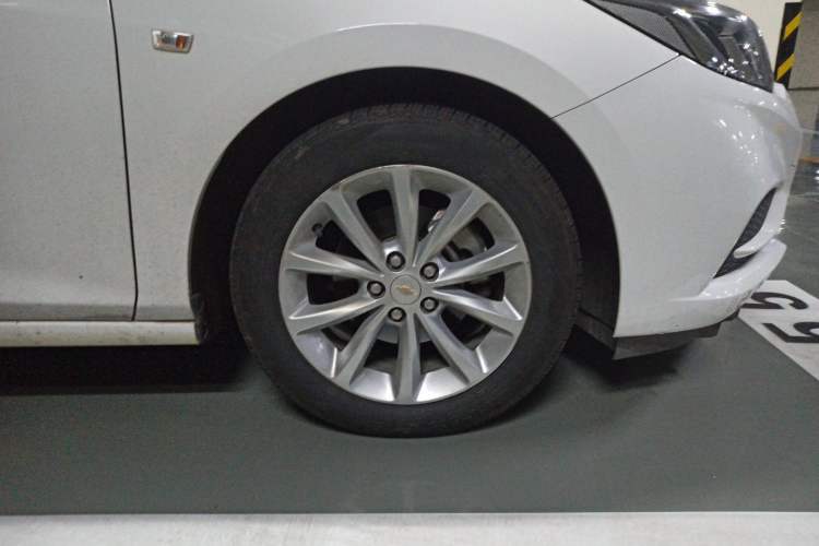 Used Chevrolet Cruze 2017 1.5L Automatic Pioneer Sunroof Edition Right Front Wheel Hub