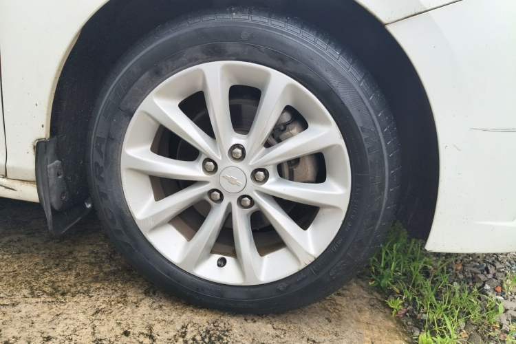 Used Chevrolet Cruze 2017 1.5L Automatic Pioneer Sunroof Edition Right Front Wheel Hub