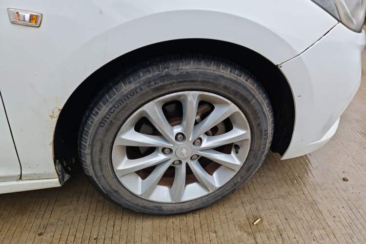 Used Chevrolet Cruze 2017 1.5L Automatic Pioneer Sunroof Edition Right Front Wheel Hub