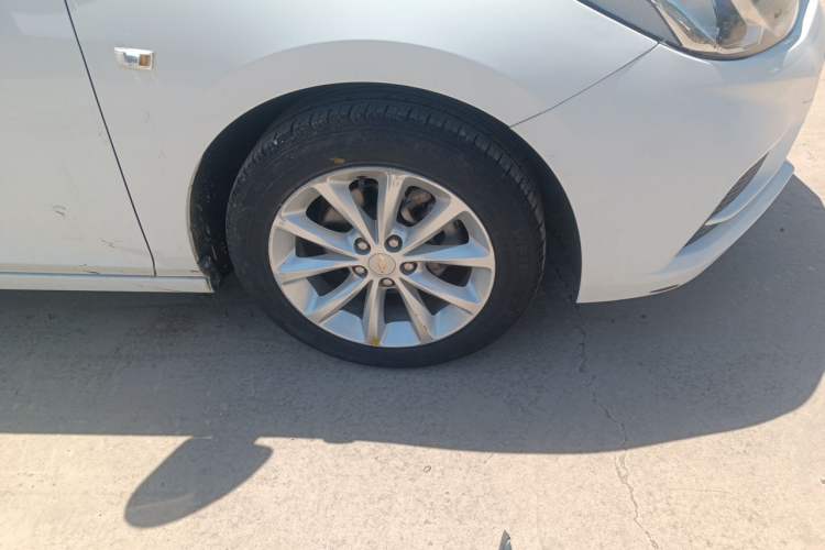 Used Chevrolet Cruze 2017 1.5L Automatic Pioneer Sunroof Edition Right Front Wheel Hub