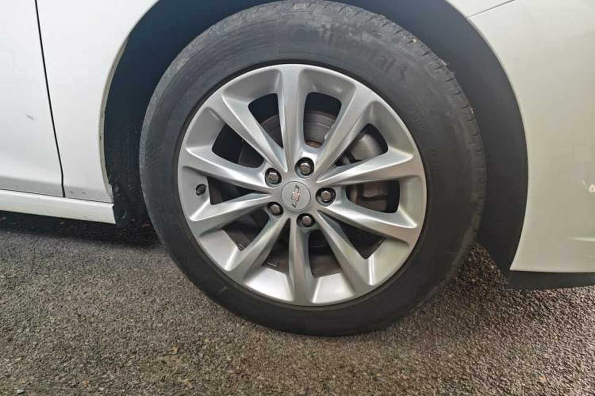 Used Chevrolet Cruze 2017 1.5L Automatic Pioneer Sunroof Edition Right Front Wheel Hub
