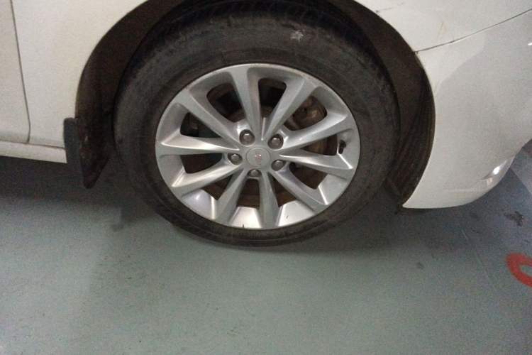 Used Chevrolet Cruze 2017 1.5L Automatic Pioneer Sunroof Edition Right Front Wheel Hub