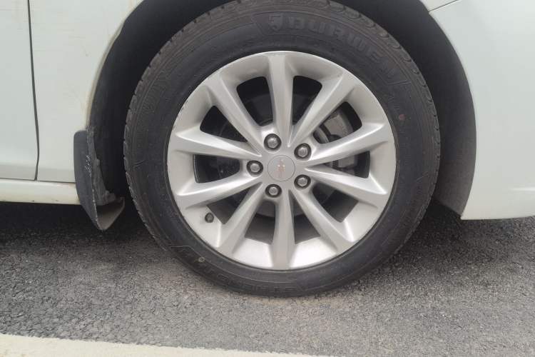 Used Chevrolet Cruze 2017 1.5L Automatic Pioneer Sunroof Edition Right Front Wheel Hub