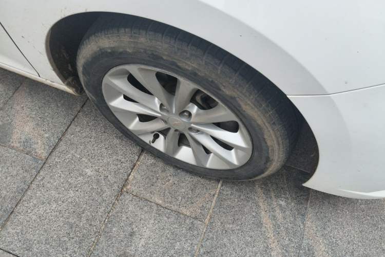Used Chevrolet Cruze 2017 1.5L Automatic Pioneer Sunroof Edition Right Front Wheel Hub