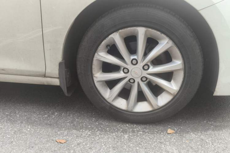 Used Chevrolet Cruze 2017 1.5L Automatic Pioneer Sunroof Edition Right Front Wheel Hub
