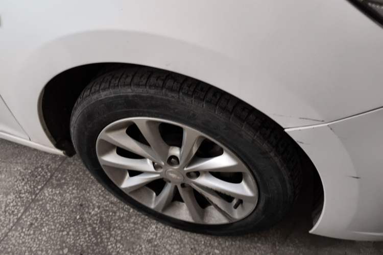 Used Chevrolet Cruze 2017 1.5L Automatic Pioneer Sunroof Edition Right Front Wheel Hub