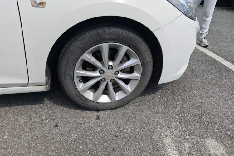 Used Chevrolet Cruze 2017 1.5L Automatic Pioneer Sunroof Edition Right Front Wheel Hub