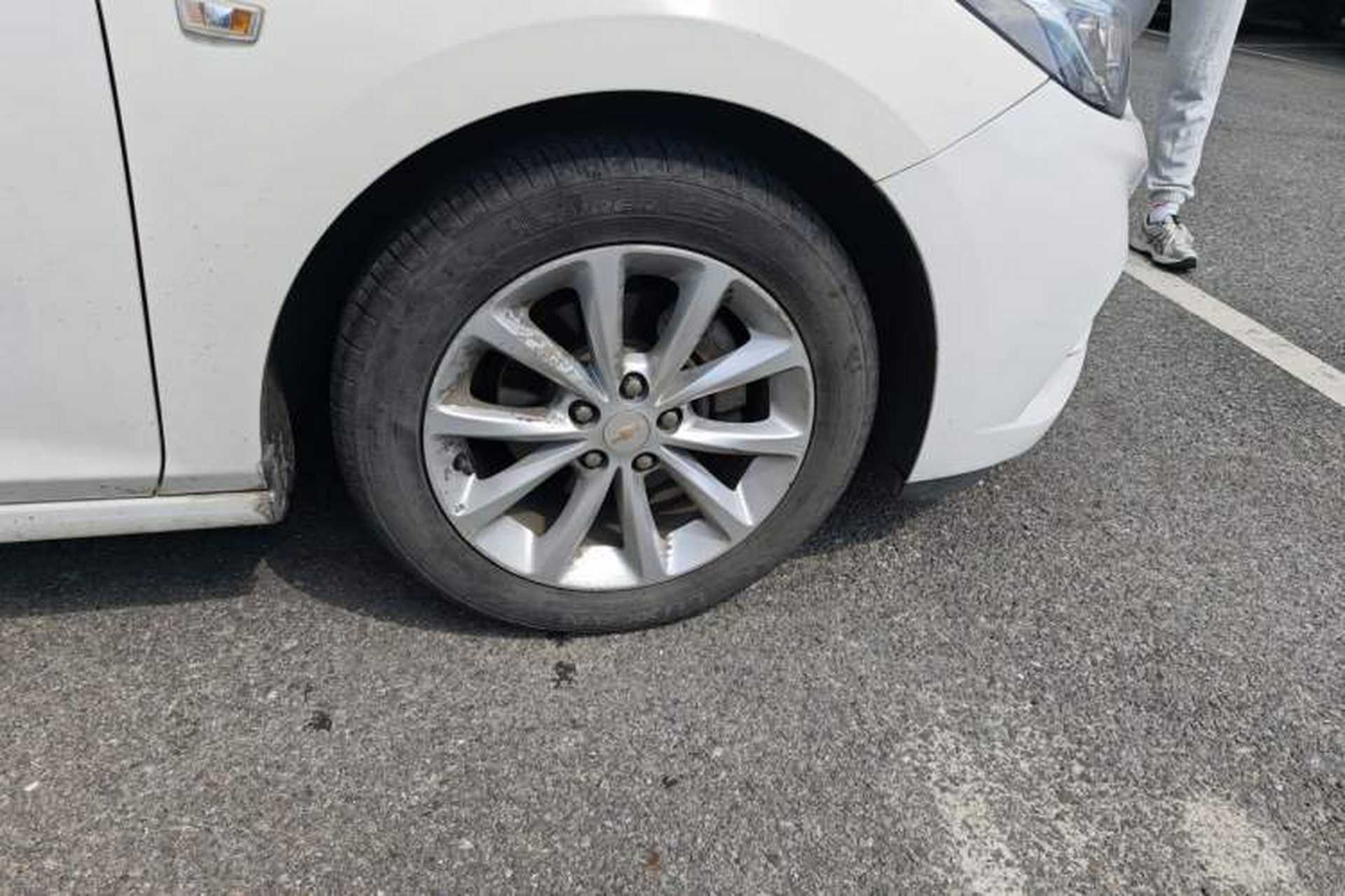 Used Chevrolet Cruze 2017 1.5L Automatic Pioneer Sunroof Edition Right Front Wheel Hub