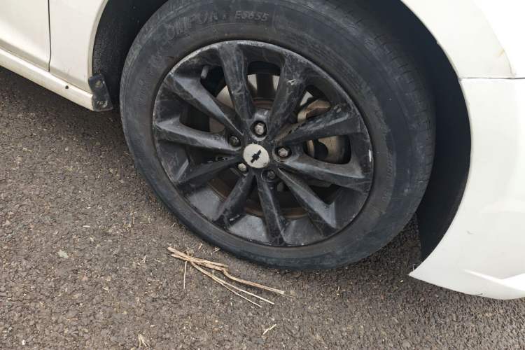 Used Chevrolet Cruze 2017 1.5L Automatic Pioneer Sunroof Edition Right Front Wheel Hub