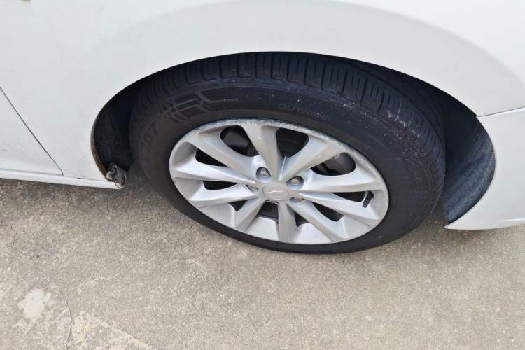 Used Chevrolet Cruze 2017 1.5L Automatic Pioneer Sunroof Edition Right Front Wheel Hub